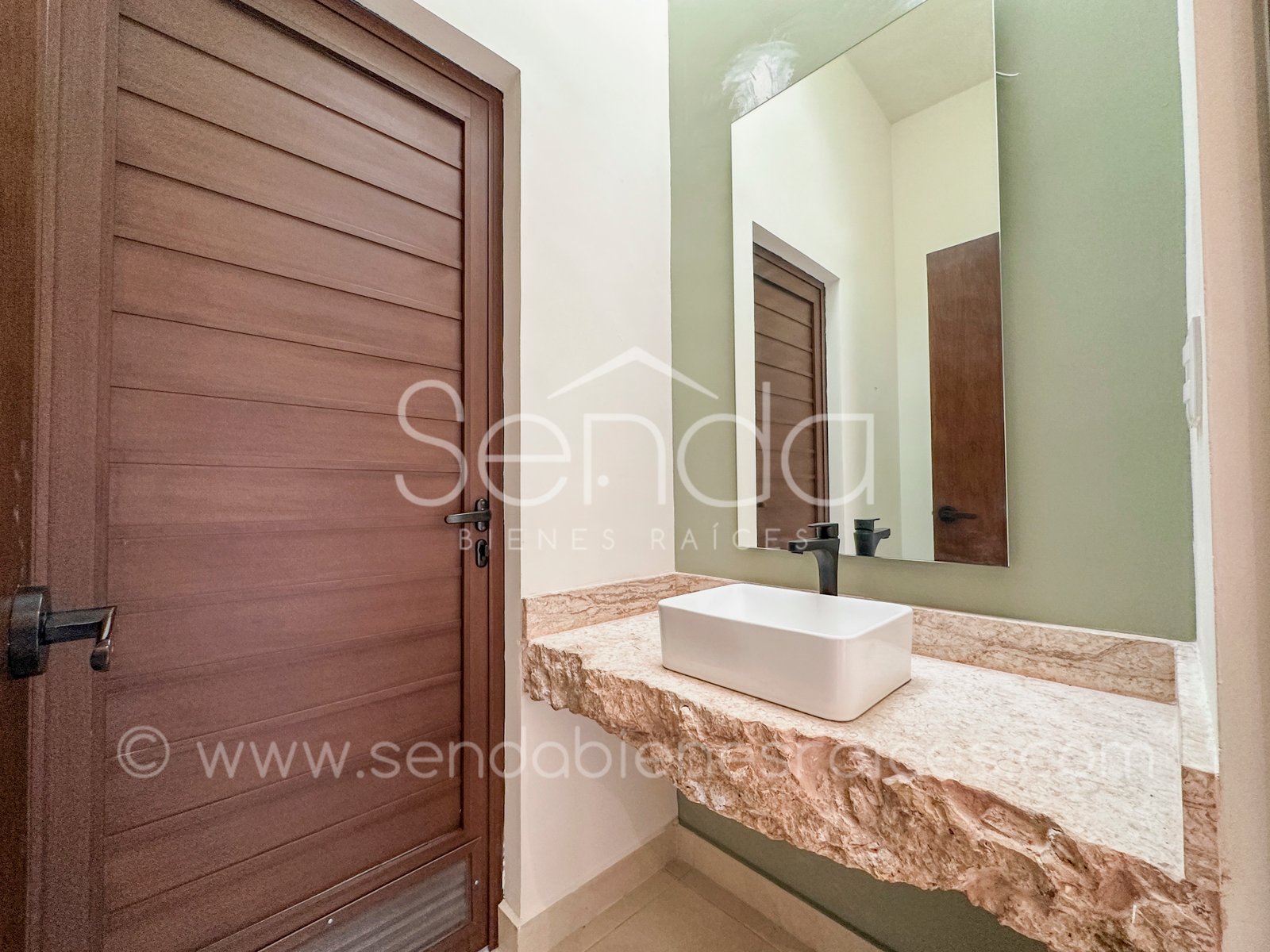 1468-47705--Casa-Tiki-Tiki-en-venta-de-una-planta-en-Cholul-Mérida-3-habitaciones-y-alberca_(65).jpg