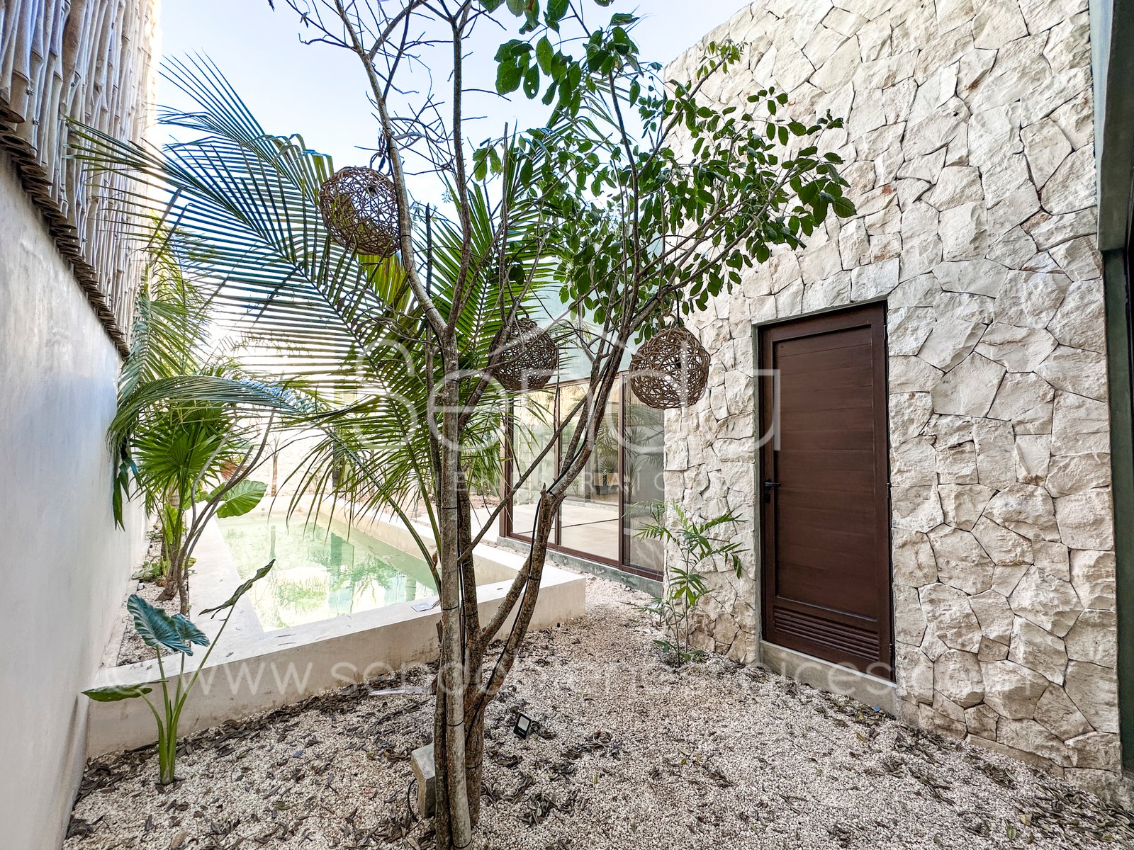 1468-47751--Casa-Tiki-Tiki-en-venta-de-una-planta-en-Cholul-Mérida-3-habitaciones-y-alberca_(111).jpg