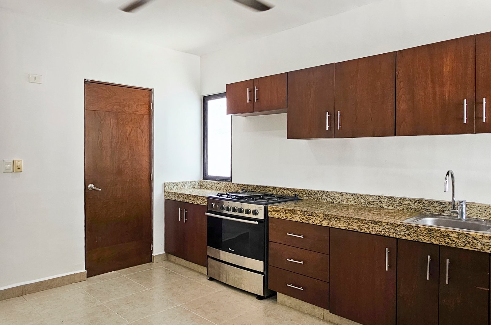 1936-54666-Casa-en-Venta-en-Real-Montejo-Mérida-con-cochera-techada-3-recámaras-y-alberca_(13).jpg