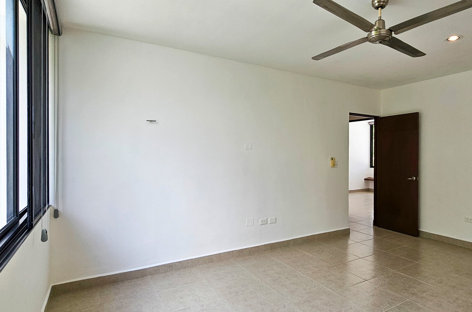 1936-54683-Casa-en-Venta-en-Real-Montejo-Mérida-con-cochera-techada-3-recámaras-y-alberca_(31).jpg
