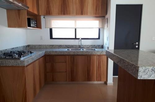 1003-28252-Casa-de-2-Recamaras-en-Residencial-Privado-con-amenidades-en-Conkal-_0004_1003-28244-cocina.jpg