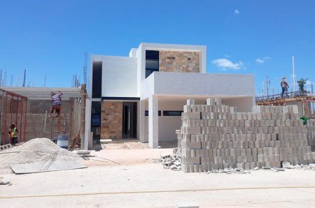 Casa en venta en privada Margaritas Cholul Merida de 4 habitaciones con alberca 