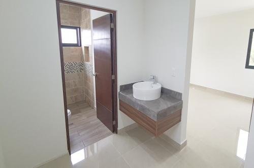 1720-48034-Casas-en-venta-en-el-Conkal-Merida-2-plantas-y-recamara-en-planta-baja_(17).jpg