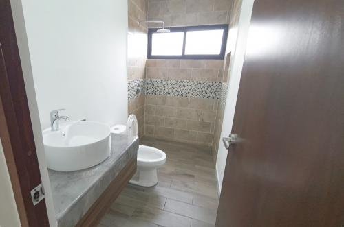 1720-48038-Casas-en-venta-en-el-Conkal-Merida-2-plantas-y-recamara-en-planta-baja_(21).jpg