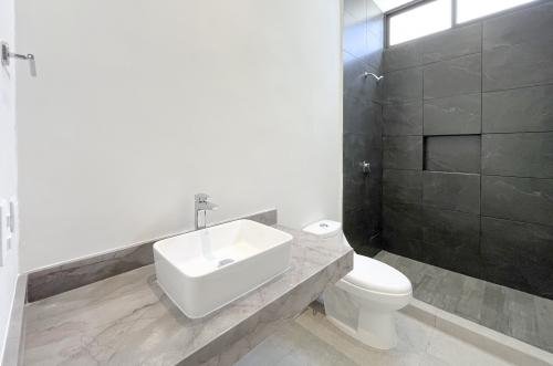 1739-48820-Casa-en-venta-en-Cholul-Merida-Privada-Morera-3-recamaras-y-alberca_(29).jpg