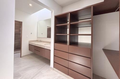 1750-48886-Casa-en-venta-en-Verna-Conkal-en-Merida-de-2-plantas-3-recamaras-equipada_(13).jpg