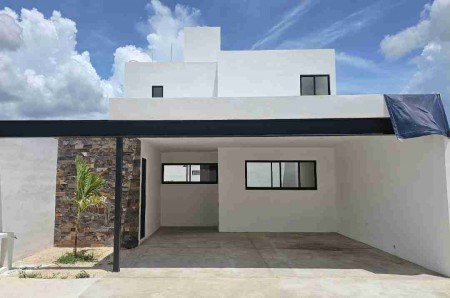 Casa en Venta en Gran San Pedro Cholul con habitación en planta baja y alberca