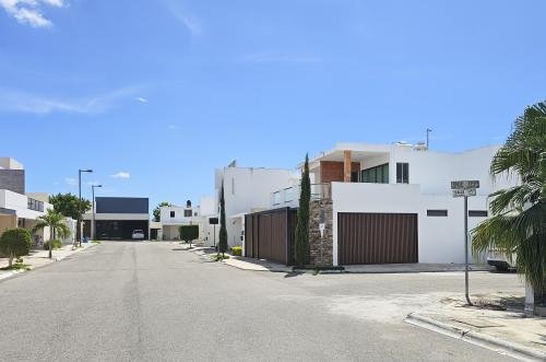 1865-51081-Casa-en-Renta-en-Residencial-Torremolinos-en-Merida-con-3-habitaciones-y-alberca_(4).jpg