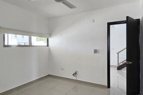 1865-51096-Casa-en-Renta-en-Residencial-Torremolinos-en-Merida-con-3-habitaciones-y-alberca_(19).jpg