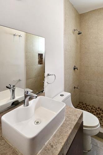 1936-54677-Casa-en-Venta-en-Real-Montejo-Mérida-con-cochera-techada-3-recámaras-y-alberca_(25).jpg