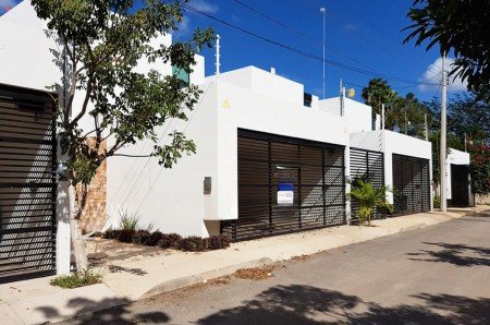 Casa en renta al Norte de Merida con 3 habitaciones mas estudio y amplio jardin